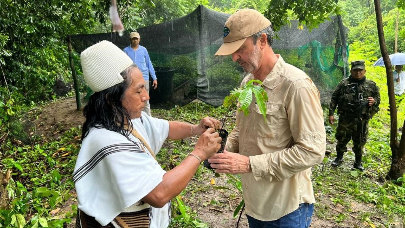 Director General sembrando con la compañìa de una persona de la comunidad indìgena Arhuaca